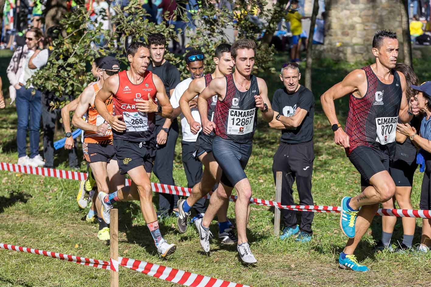 Tres atletas del Camargo, liderados por David Lerena (870), por delante de otro trío de participantes. 