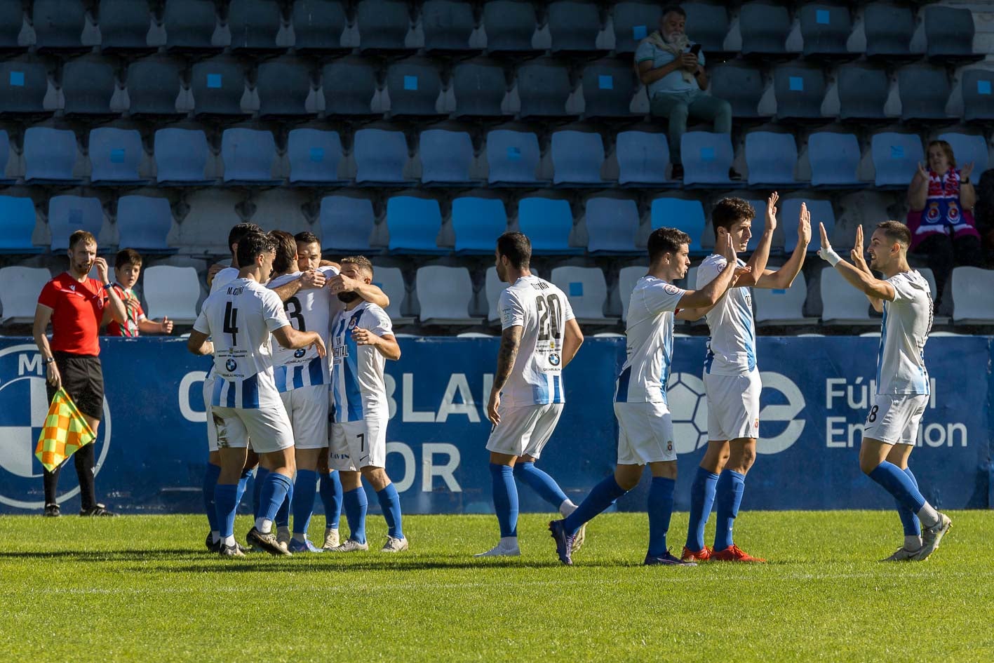 Los blanquiazules celebran el tanto de Tobar.