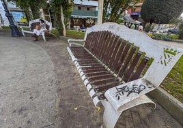 Uno de los bancos de la plaza José María González Trevilla, en Torrelavega, que están grafiteados y en mal estado.