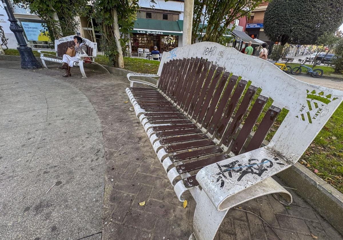 Uno de los bancos de la plaza José María González Trevilla, en Torrelavega, que están grafiteados y en mal estado.