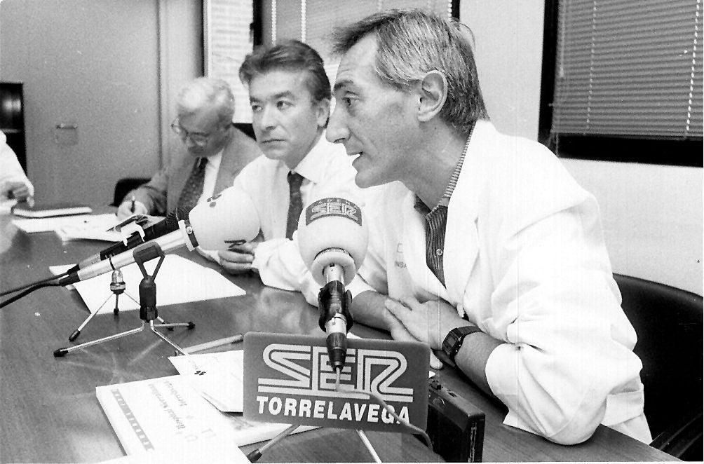 El que fuera director del Hospital Sierrallana, José María Ostolaza, en 1996,  durante una rueda de prensa.