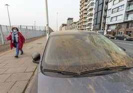 Un coche sucio por los efectos del polvo sahariano vividos en marzo de 2022.