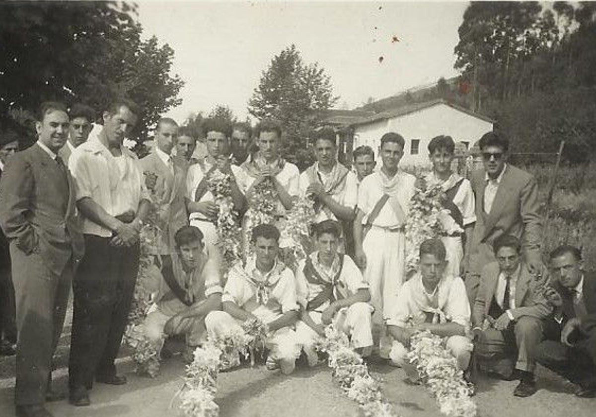 Danzantes del Barrio de Arriba en los años 50.