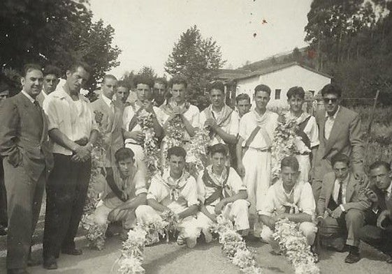 Danzantes del Barrio de Arriba en los años 50.