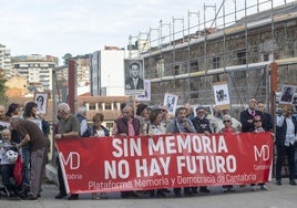 Varias decenas de personas se manifestaron frente al Parlamento para protestar por la derogación de la norma autonómica.