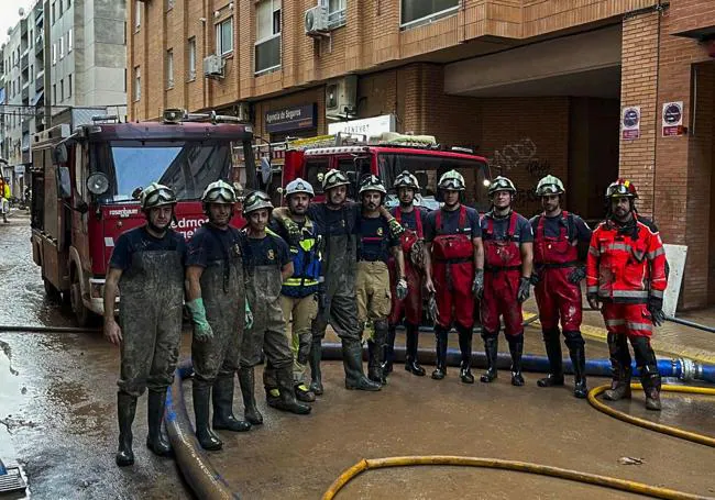 Borja González (1º por la derecha), junto con el resto de bomberos cántabros desplazados a Valencia.