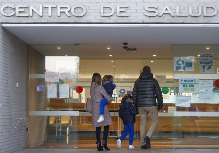 Una familia accede a un centro de salud de Santander.