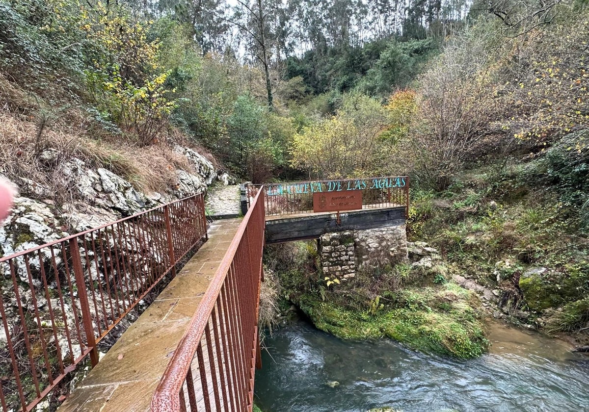 Acceso a la boca de la Cueva de las Aguas en el pueblo de Novales.