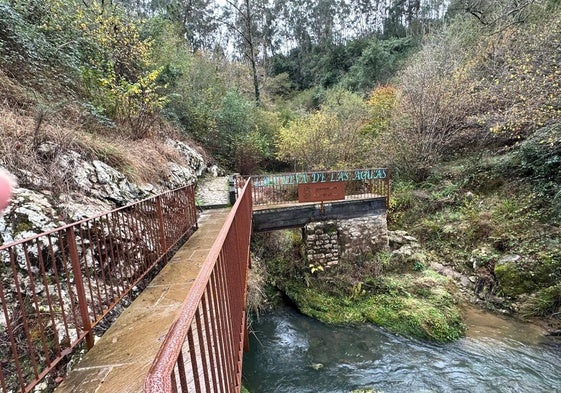 Acceso a la boca de la Cueva de las Aguas en el pueblo de Novales.