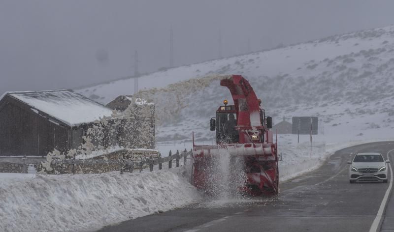 El plan de vialidad invernal cuenta con 46 máquinas quitanieves para despejar las carreteras cántabras.