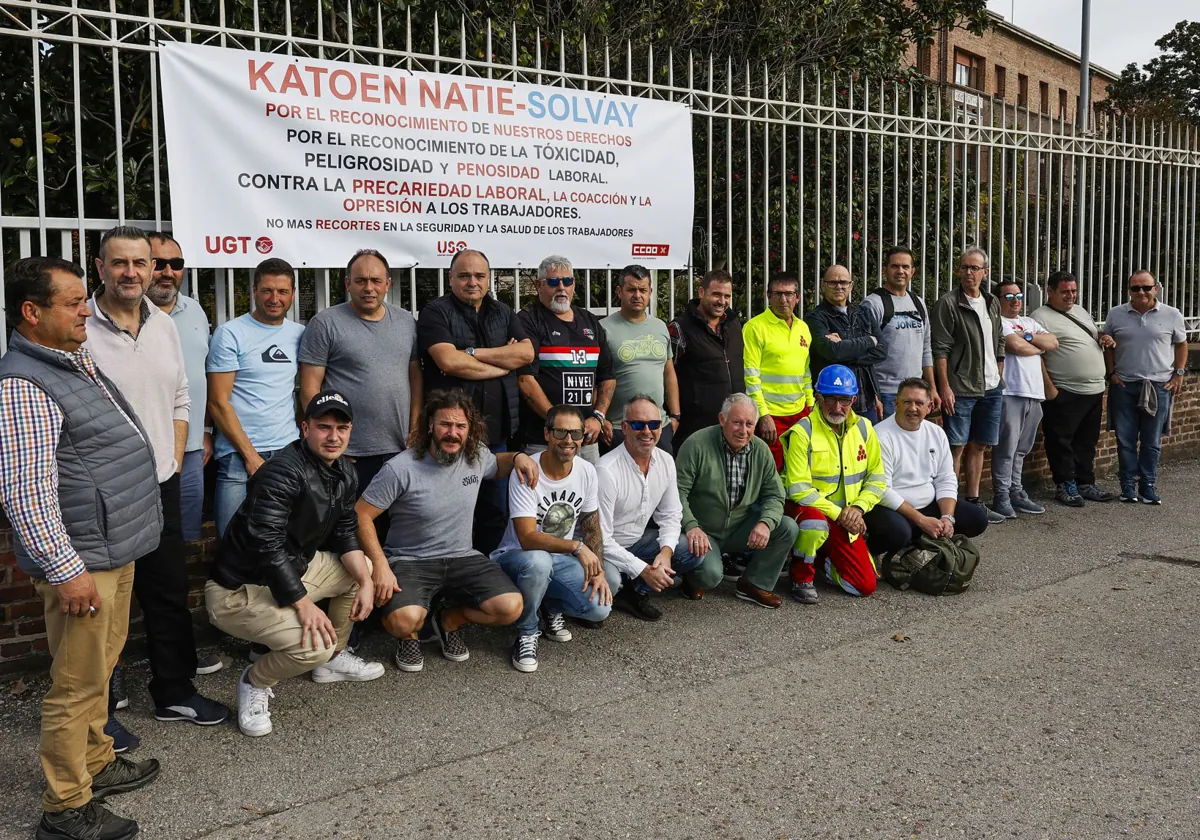 Algunos de los trabajadores que se han manifestado ante la entrada de Solvay este lunes por la mañana.