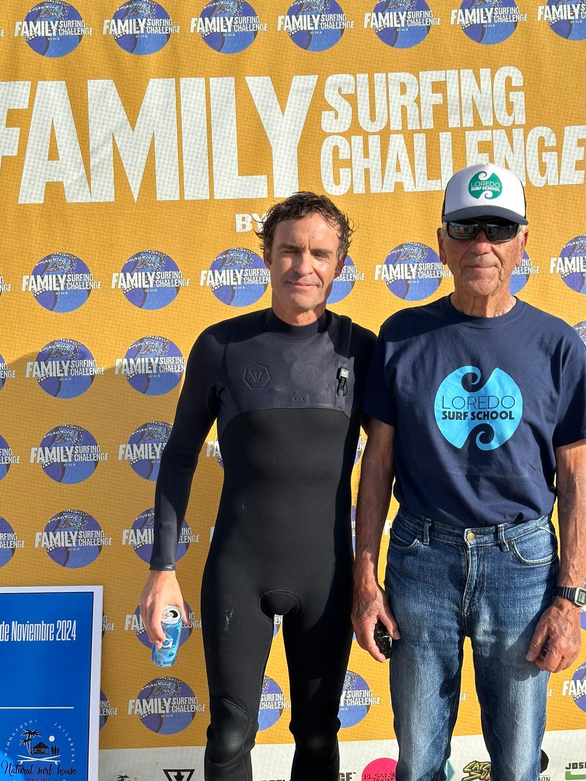 Raúl García, organizador del evento Family Surfing Challenge, junto a Meco, pionero de surf en España.