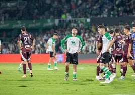 Unai Vencedor e Íñigo Vicente. En medio de ellos un tepe levantado en El Sardinero.