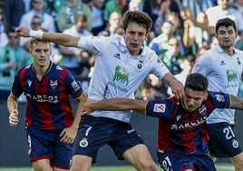 Marco Sangalli forcejea con dos rivales del Levante mientras conduce el balón en El Sardinero.