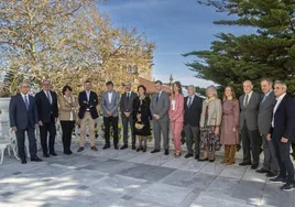 Los patronos posaron antes de la reunión, a la que no asistieron ni la presidenta de Cantabra ni la alcaldesa de Santander.