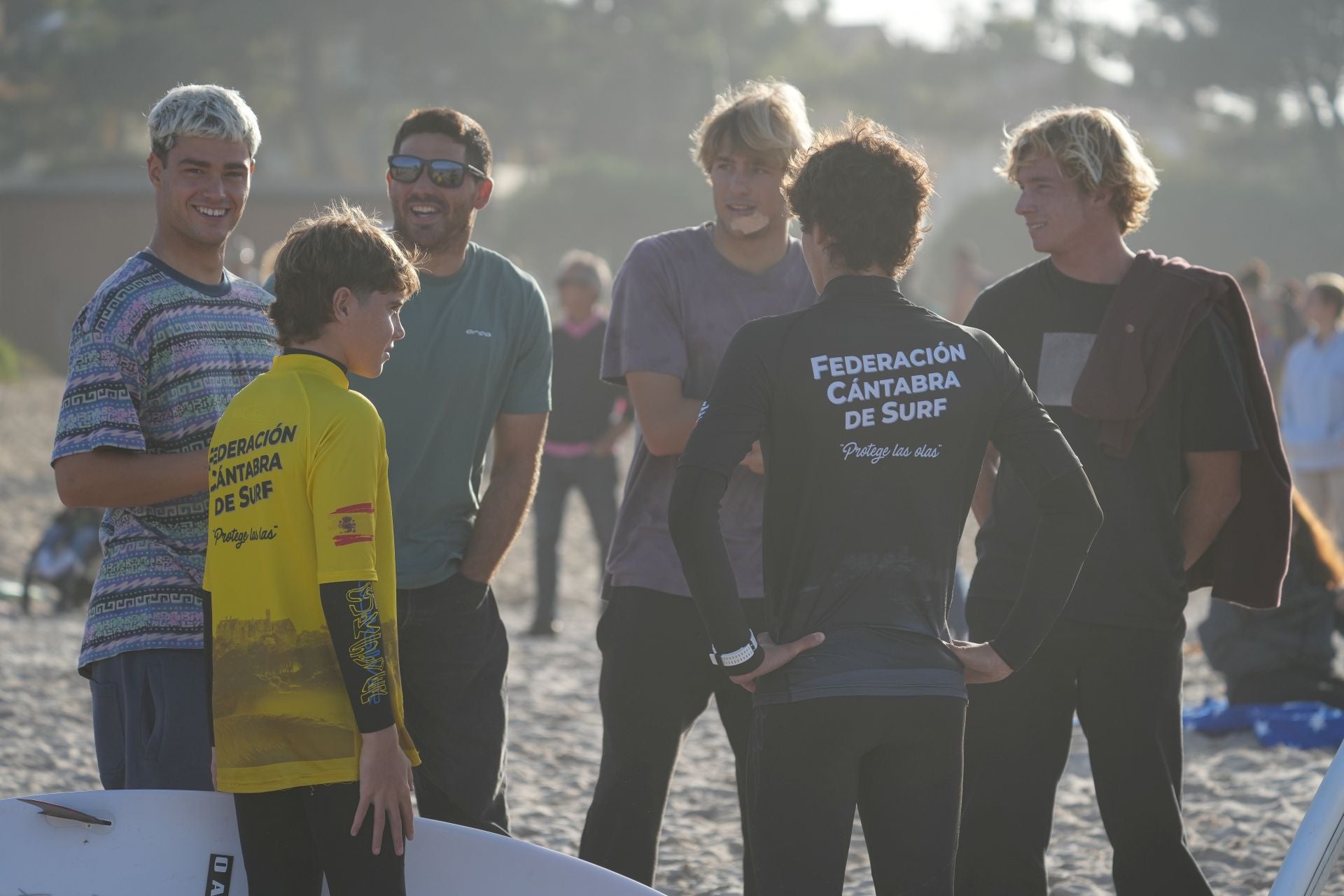 La cantera del surfing cántabro juntos en el Family Surfing Challenge: Álvaro Casanova (maillot amarillo), Jacobo Trigos, Gonzalo Gutiérrez, Néstor García, Sean Gunning y Fer Ibarra. 