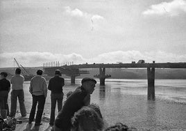 Vecinos del pueblo llegando en la pedreñera mientras se construye el puente que conécta Pedreña con Somo