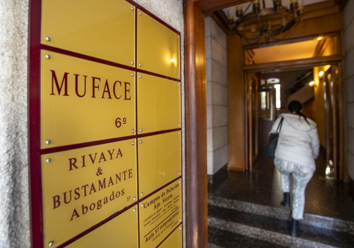 Portal de entrada a la sede de Muface, en la calle Calvo Sotelo de Santander.