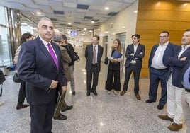 El consejero de Fomento, Roberto Media, junto a los directores generales y responsables de empresas públicas de su departamento, antes de presentar el borrador del Presupuesto para 2025 en Peña Herbosa.