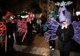 Desfile de la «Noche Encuentada» a su paso por la Avenida Puente Carlos III de Reinosa.