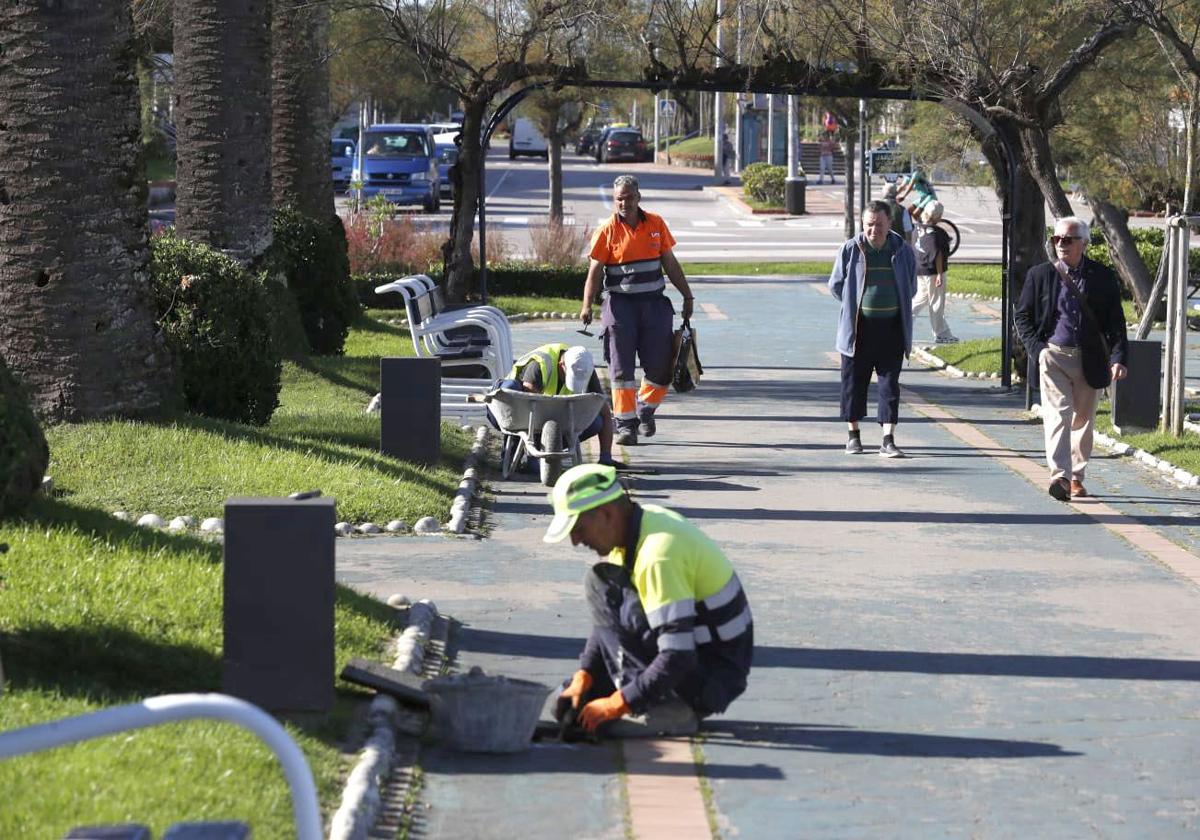 Operarios trabajan en los Jardines de Piquío, que se inaugurarán en julio.