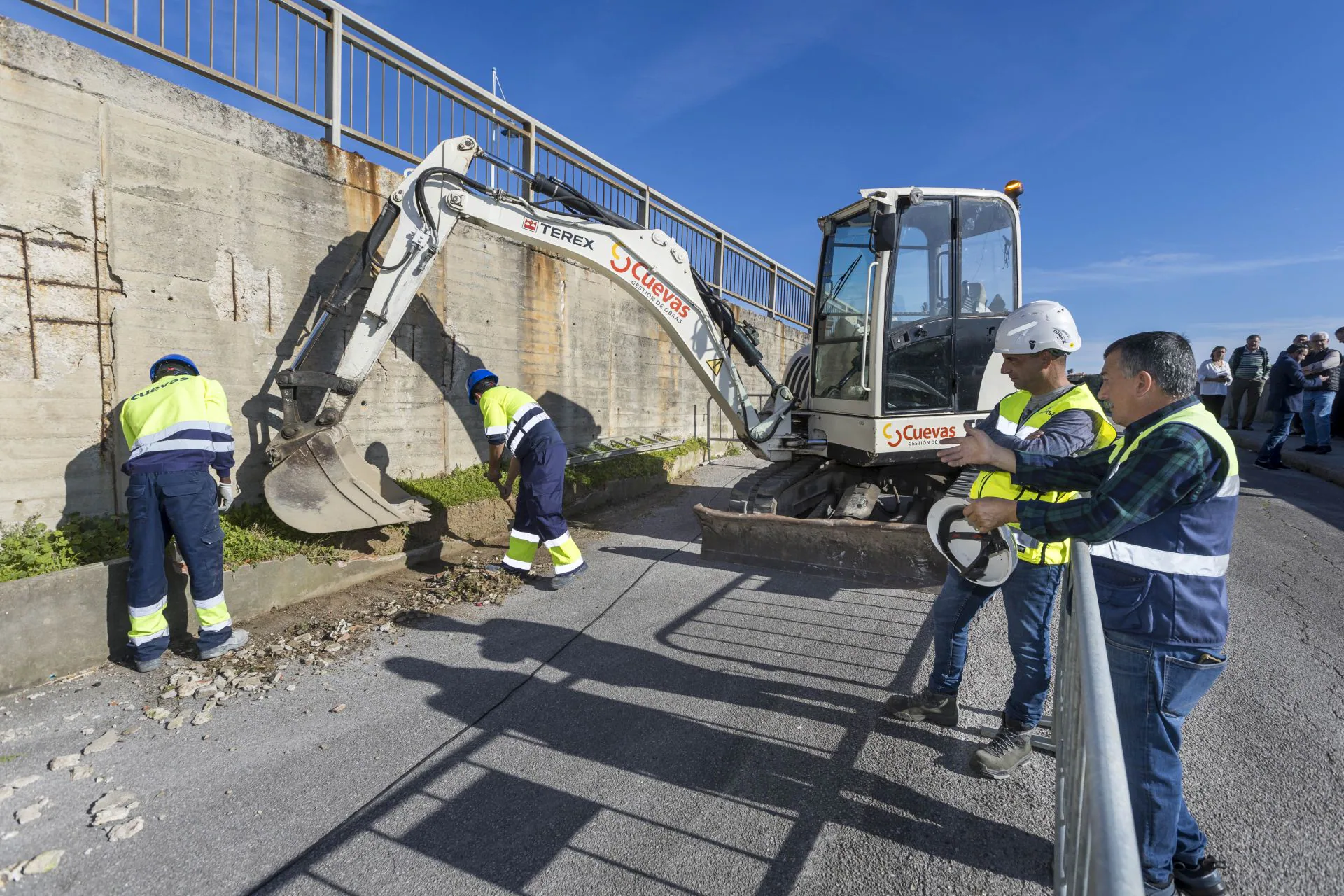 Una pala excavadora empieza a derribar la estructura colindante