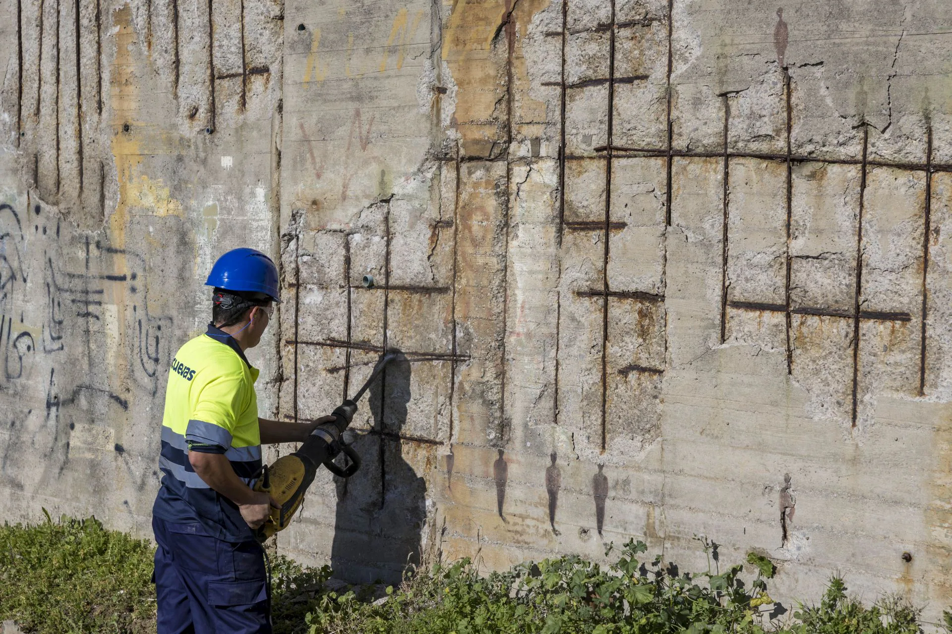 Da comienzo las obras de rehabilitación que acometarán dos empresas. Un obrero empieza a perforar el hormigón. 