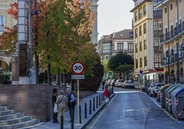 Vecinos cruzan la calle Francisco Díaz, frente a una de las cámaras (arriba a la izquierda) que vigilará la Zona de Bajas Emisiones.