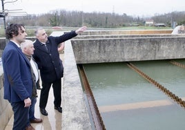 Consejero y alcaldes en el depósito de Santa Ana de Villaescusa.