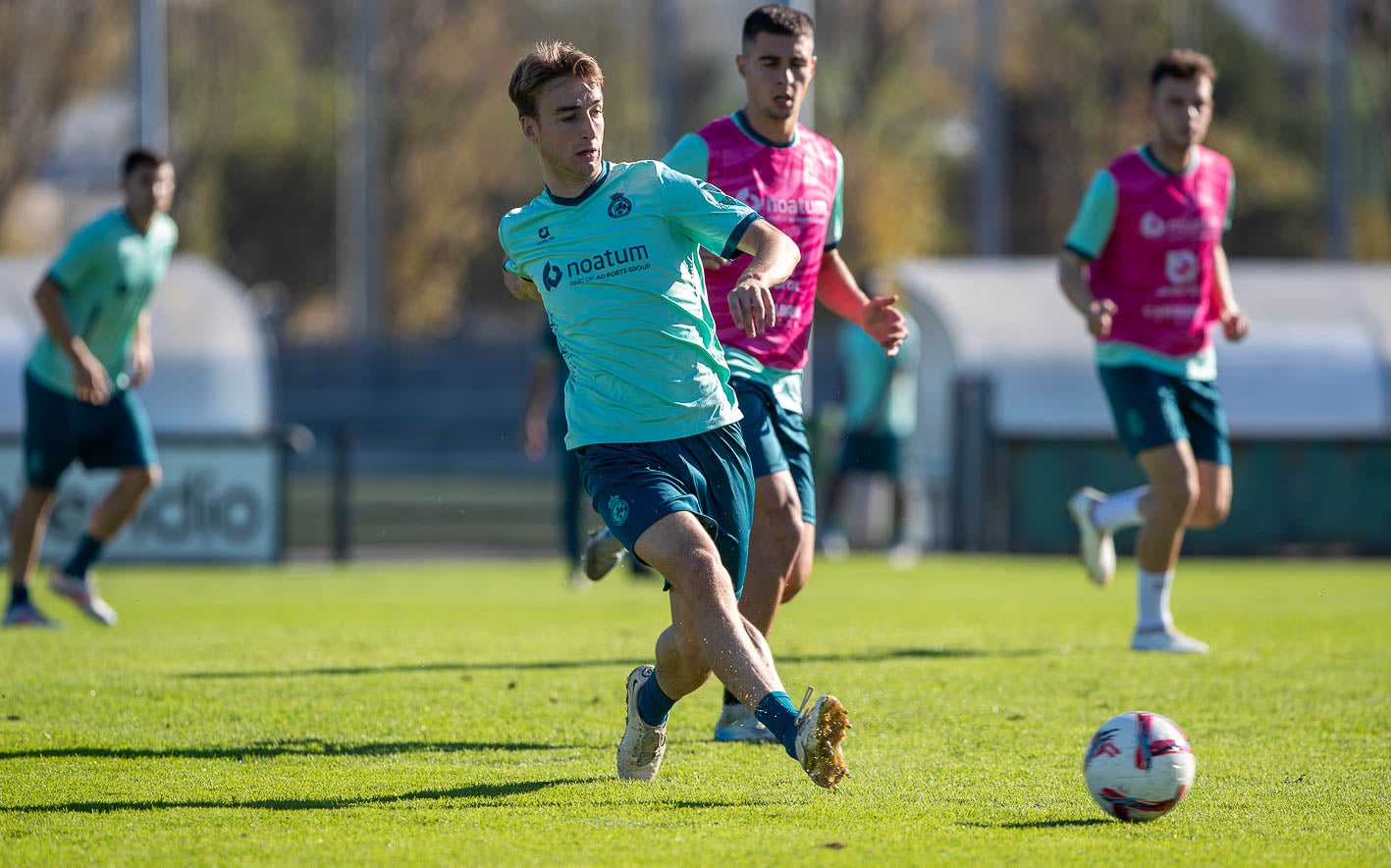 Javi Castro centra un balón sobre el campo 2 de La Albericia.