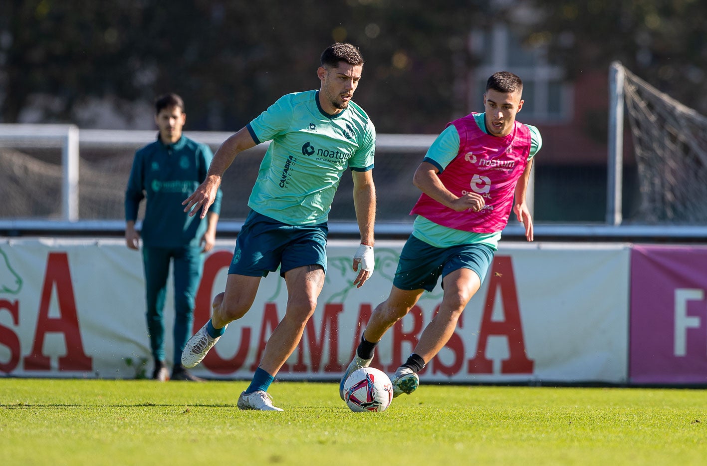 Javi Montero ante Jon Karrikaburu.