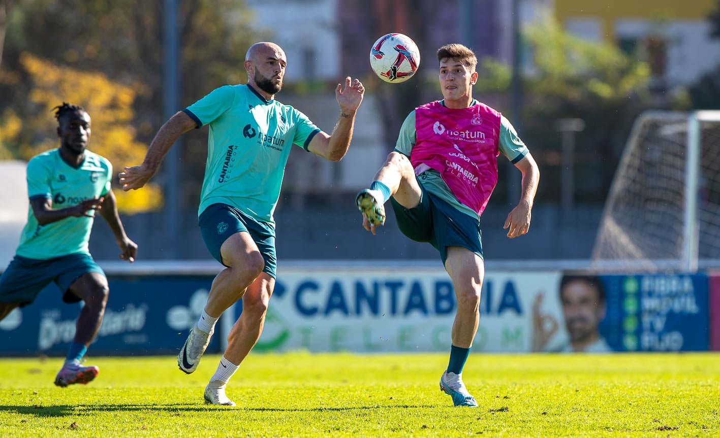 Ekain, otro delantero que busca minutos, disputa un balón.