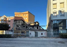 El edificio derrumbado en La Albericia ya está tapiado.