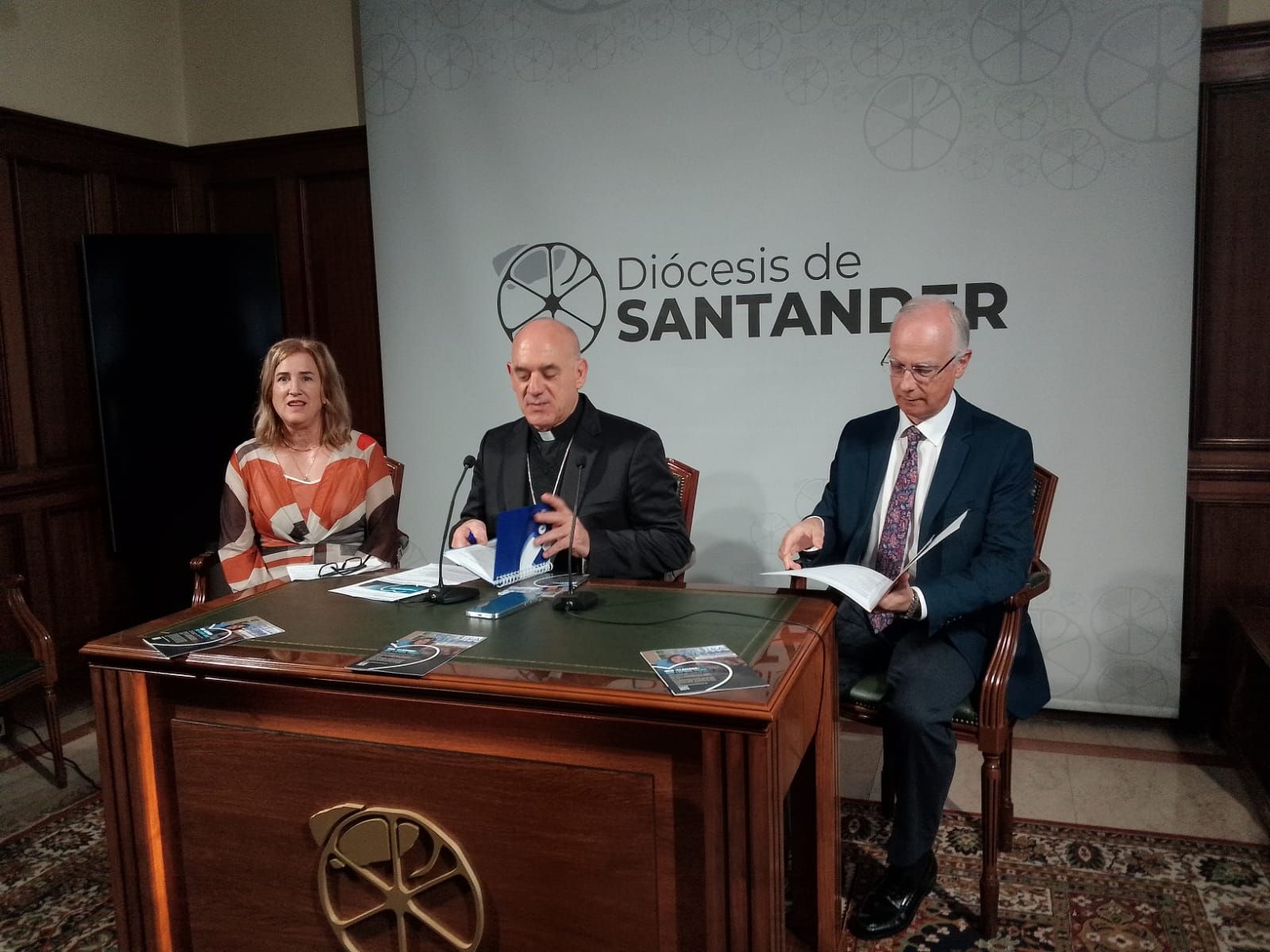 El obispo de Santander, Arturo Ros, en el centro, presentó el Día de la Iglesia Diocesana