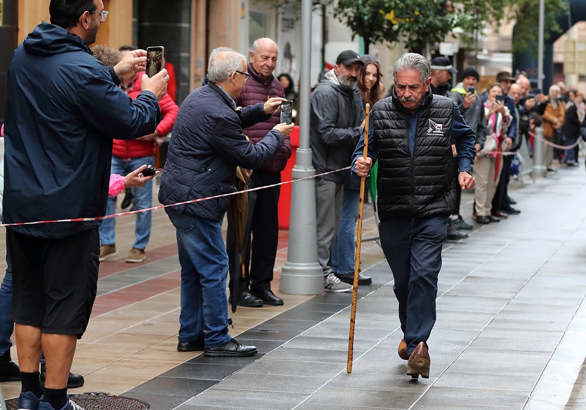 El expresidente de Cantabria, Miguel Ángel Revilla, realiza el recorrido durante la carrera, el año pasado, en Torrelavega.