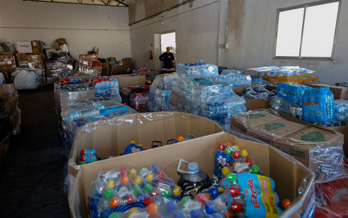 Multitud de agua y leche, entre los productos donados