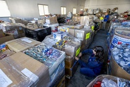 Multitud de palés llenan la nave habilitada en Tanos para acoger las donaciones que se enviarán a Valencia.