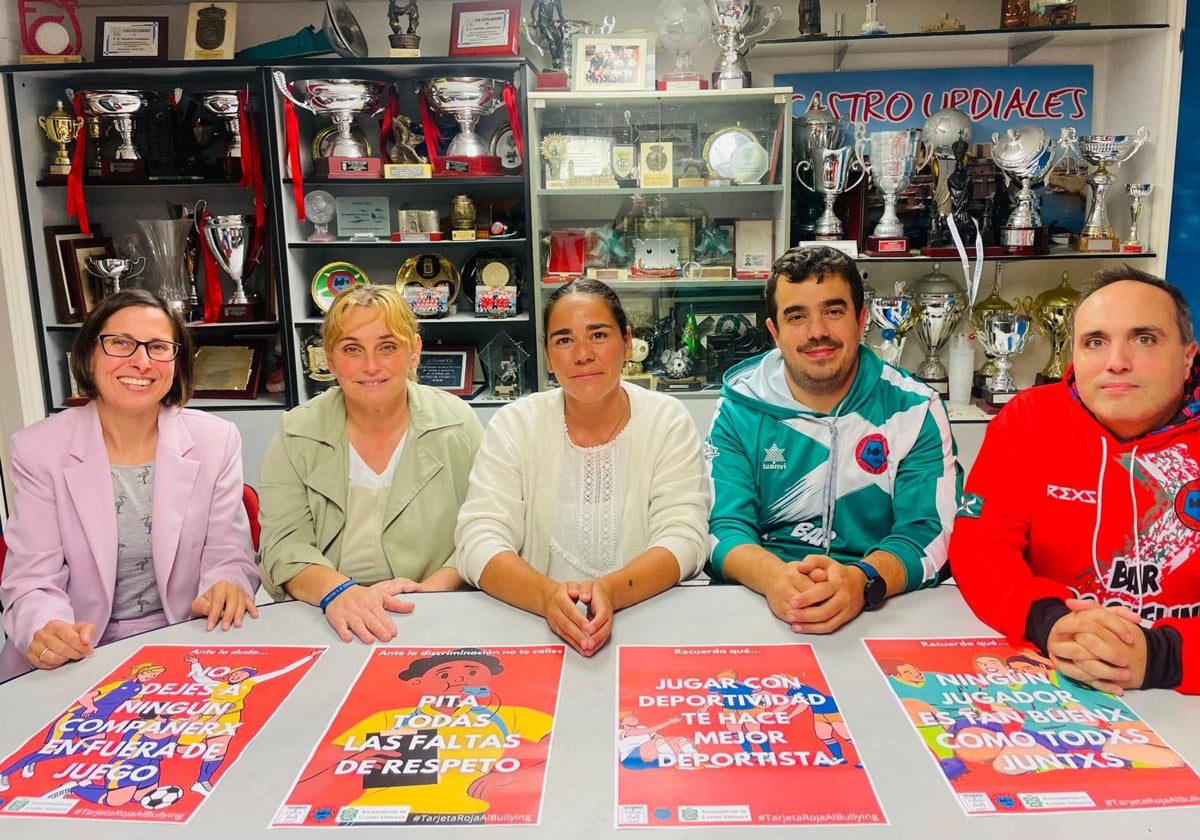 Representantes de las tres entidades presentan el cartel del proyecto.