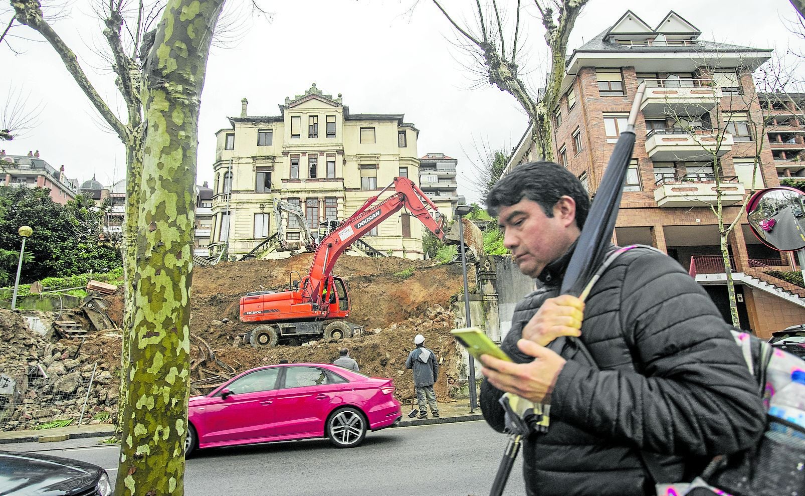 Varios obreros trabajan en Villa Conchita, al inicio de las obras, que convierten esta casona en viviendas de lujo.