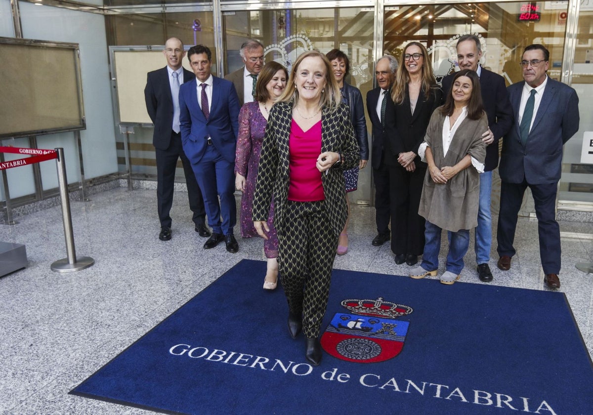 Isabel Urrutia, este jueves, junto a su equipo de altos cargos de la Consejería de Presidencia.