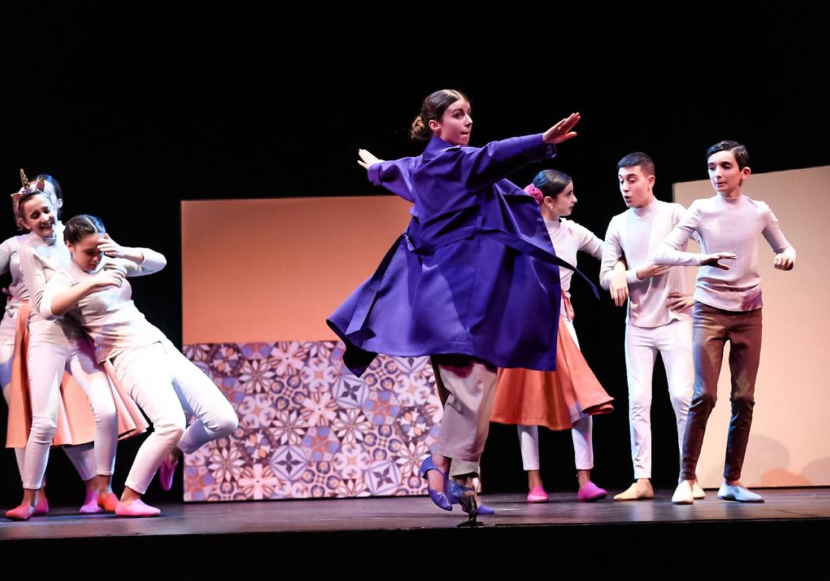 Los jóvenes intérpretes cantan y bailan en una actualizada función de la obra de Rossini.