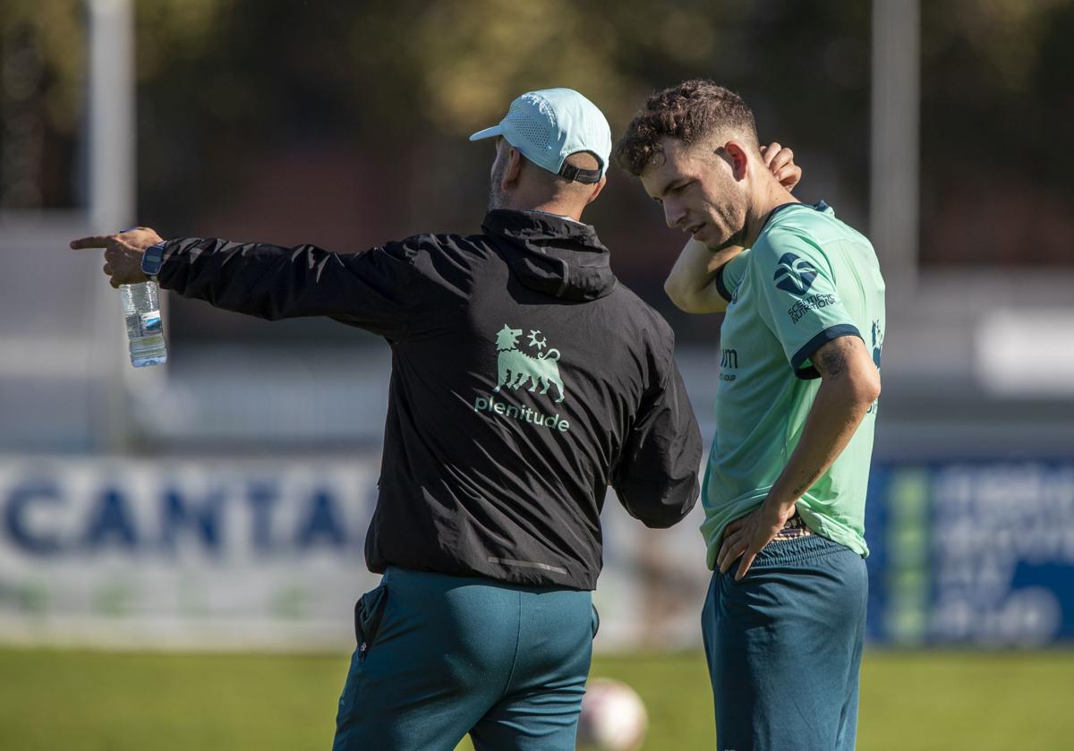 Imagen principal - José Alberto, durante tres momentos de la sesión del jueves: dando instrucciones a Íñigo Vicente, saludando a Quique Estebaranz, que visitó el entrenamiento, y en plena jornada de trabajo sobre el césped del campo 2.