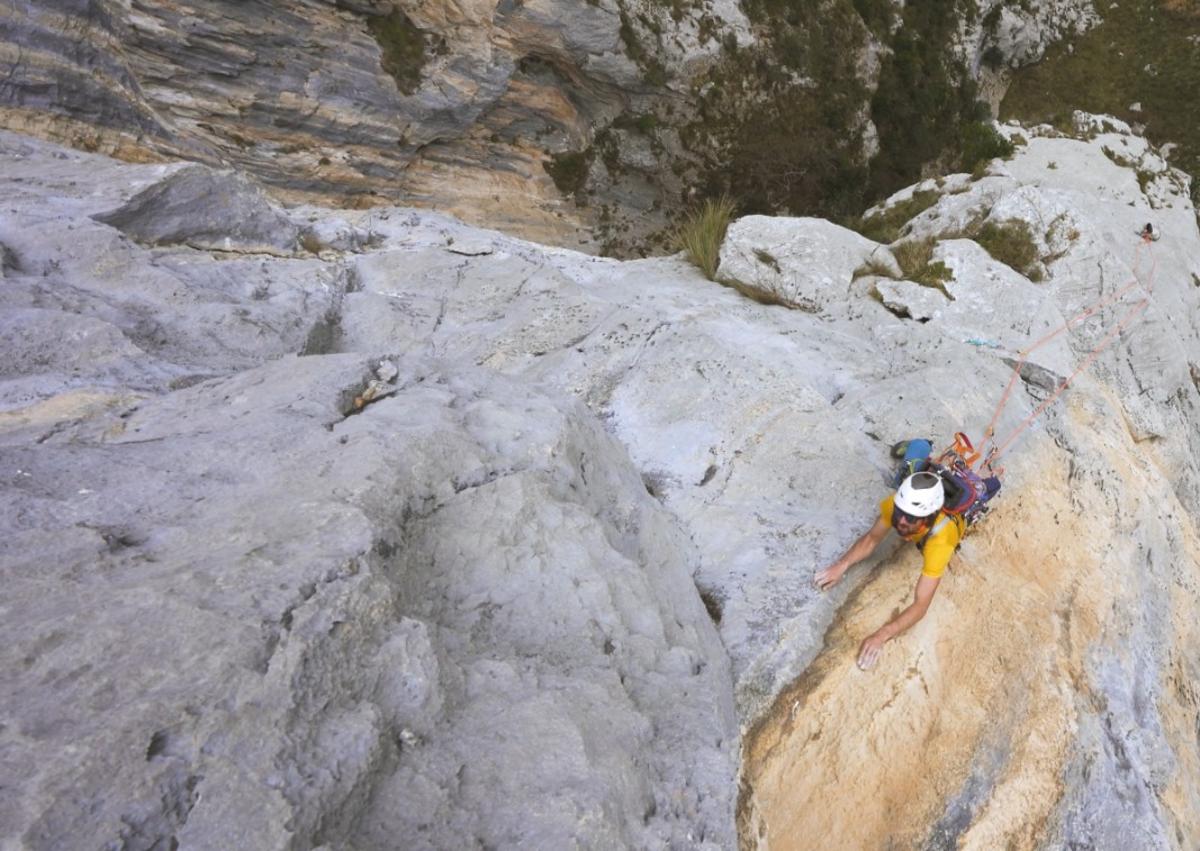 Imagen secundaria 1 - Víctor Sánchez, en plena escalada.