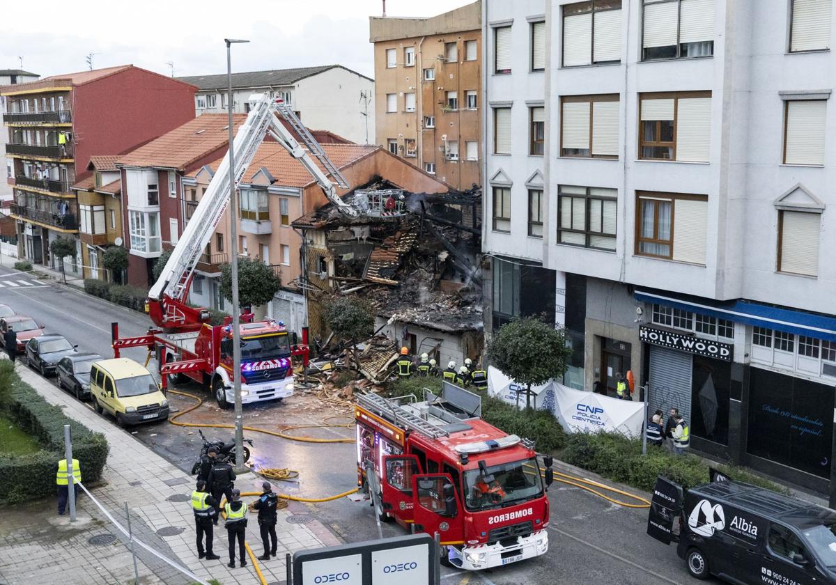 Los bomberos trabajan en el edificio afectado por la explosión de La Albericia.