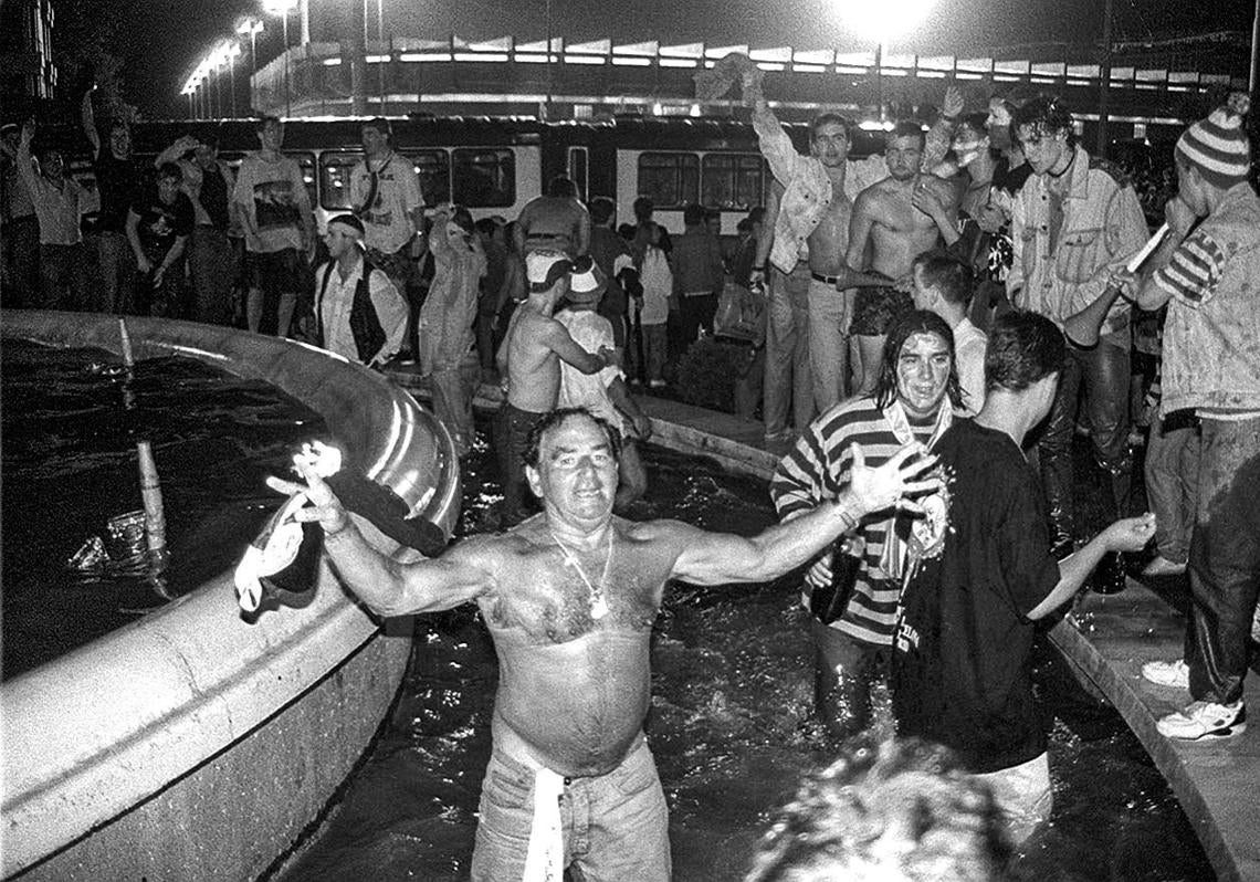 Cioli y otros aficionados bañándose en la fuente para celebrar el ascenso.