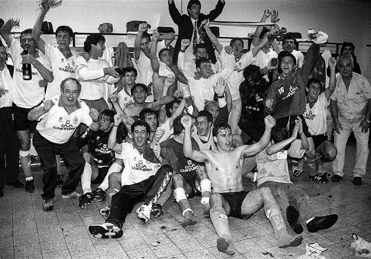 La imagen icónica de la celebración del ascenso en el vestuario en el año 93 tras empatar con el Español en los Campos de Sport.