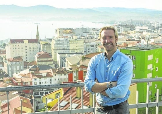 Felipe Piña junto al funicular del Río de la Pila.