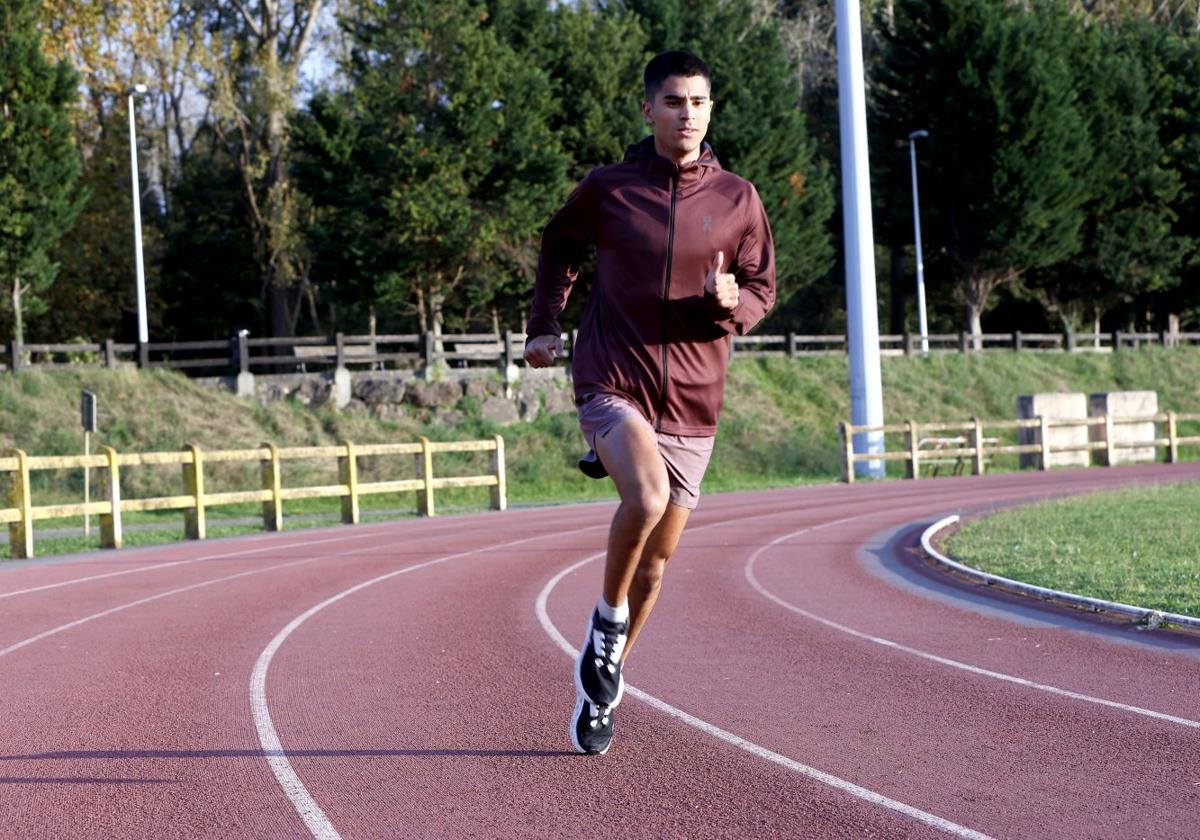 Mohamed Attaoui trota por la pista de Sniace en un entrenamiento.