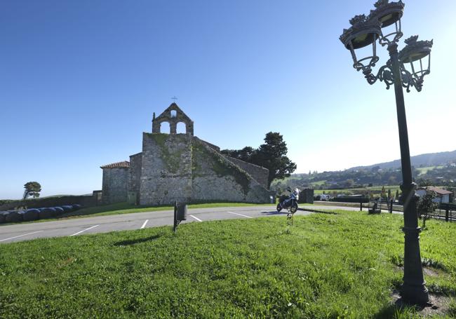 El aparcamiento en el exterior del templo destechado.