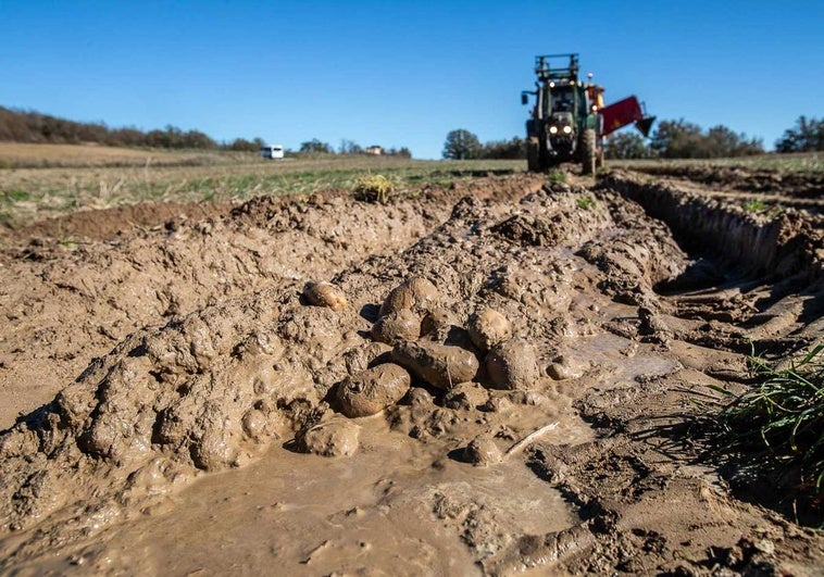 El barro y el agua complican el trabajo de las máquinas.